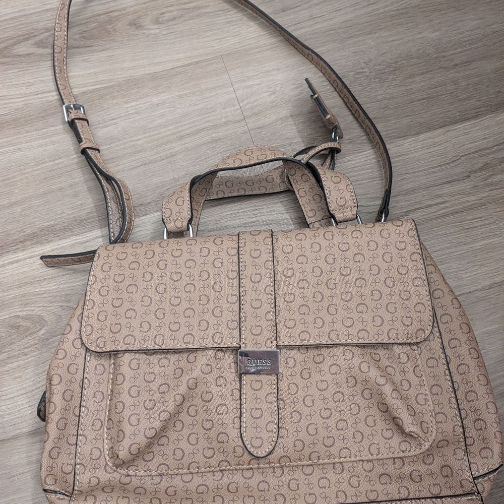 Guess Tan Crossbody Bag with Adjustable Strap and Sophisticated Design